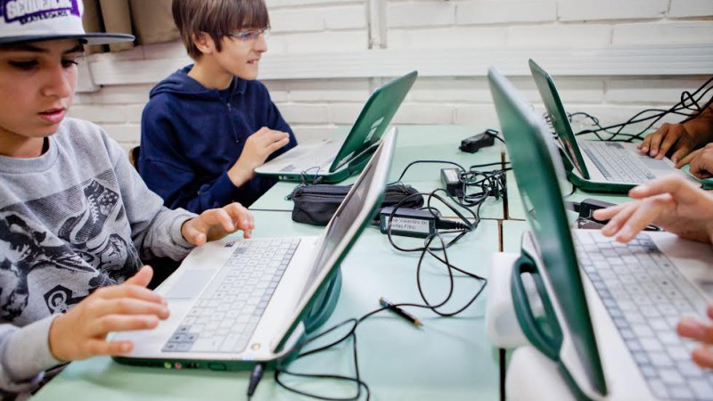 A base curricular das escolas de tempo integral prev&ecirc; forma&ccedil;&atilde;o geral (&aacute;reas do conhecimento) e atividades curriculares integradoras obrigat&oacute;rias e optativas.