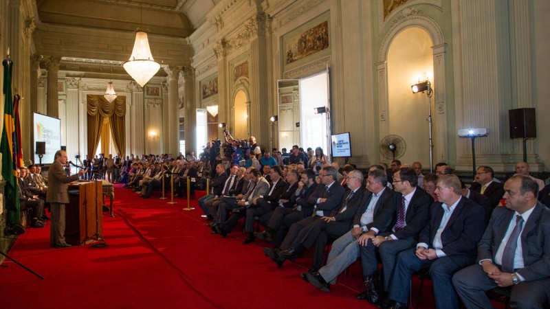 PORTO ALEGRE, RS, BRASIL: 10.04.14 Governador Tarso Genroa apresenta situa&ccedil;&atilde;o financeira do RS ap&oacute;s a aprova&ccedil;&atilde;o do PL da D&iacute;vida. Foto: Caco Argemi/Pal&aacute;cio Piratini