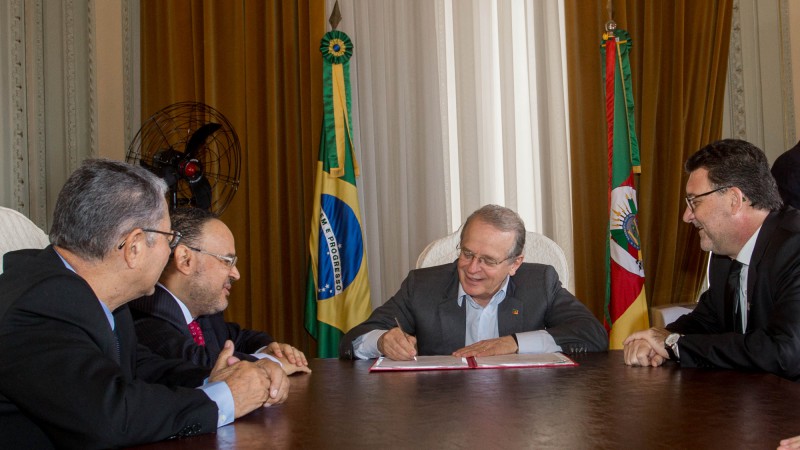 PORTO ALEGRE, RS, BRASIL: Governador Tarso Genro e o Ministro da Educação, José Henrique Paim durante assinatura de Termo de Cooperação entre o Programa Universidade para Todos – PROUNI. Foto: Caroline Bicocchi/Palácio Piratini