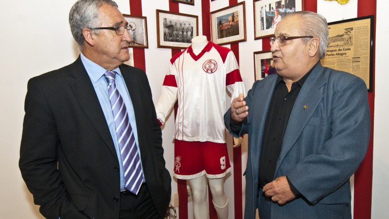 O presidente do Grupo CEEE, Gerson Carrion de Oliveira (E) e o último presidente do Clube Força e Luz, Rubem Franco, conferem a mostra, com 50 peças de acervo do time