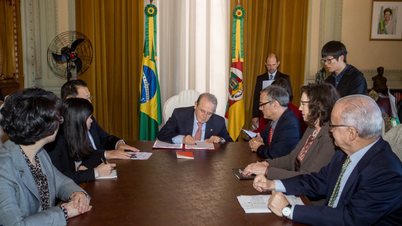 PORTO ALEGRE, RS, BRASIL: 19.05.14 Governador Tarso Genro recebe as Delegações Chinesas no Palácio Piratini. Foto: Caroline Bicocchi/Palácio Piratini