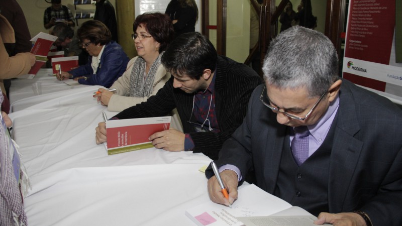 Obra foi distribuída gratuitamente aos profissionais da educação que participam do seminário