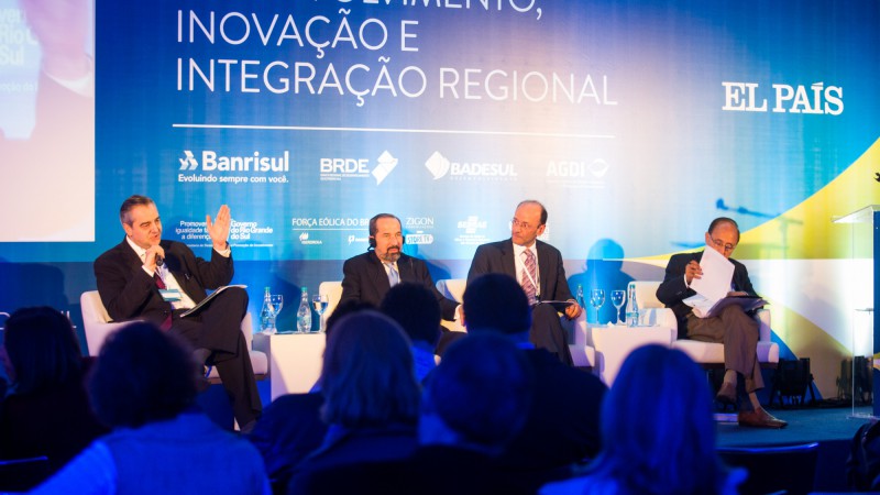 PORTO ALEGRE, RS, BRASIL, 06.06.14: Mesa Redonda Desenvolvimento e Inovação. A indústria e a nova economia, que integra o Seminário El País. Com a fala, o presidente da AGDI, Ivan De Pellegrin. Foto: Alina Souza/Palácio Piratini