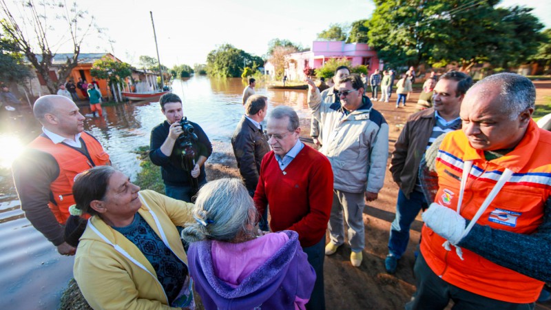 SÃO BORJA, RS, BRASIL, 01.07.14: Governador Tarso Genro visita São Borja, uma das cidades atingidas pelas chuvas. Foto: Gustavo Gargioni/Especial Palácio Piratini