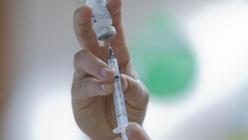Dose única é recomendada aos 12 meses e pode ser aplicada junto a outras vacinas do calendário de rotina