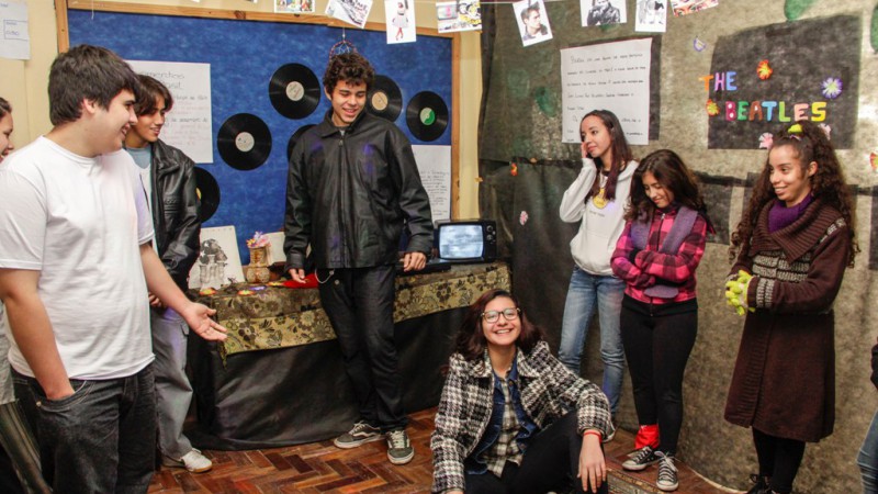 Nas salas tem&aacute;ticas, montadas nas pr&oacute;prias salas de aula, os alunos exp&otilde;em seus trabalhos dentro do tema