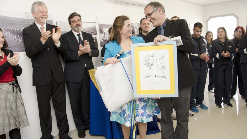 Coordenador da Acri, Tarson Nuñez, recebeu um quadro de Torres García em reconhecimento às ações de integração desenvolvidas pelo governo gaúcho