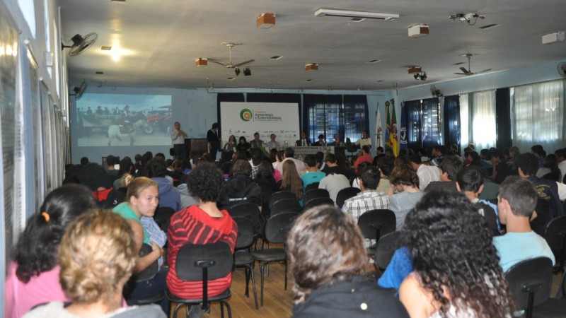 Secretário Jose Clovis Azevedo lembrou que já foram executados R$ 300 milhões em obras escolares no Estado e investidos outros R$ 13 milhões na educação profissional e R$ 7 milhões na educação agrícola