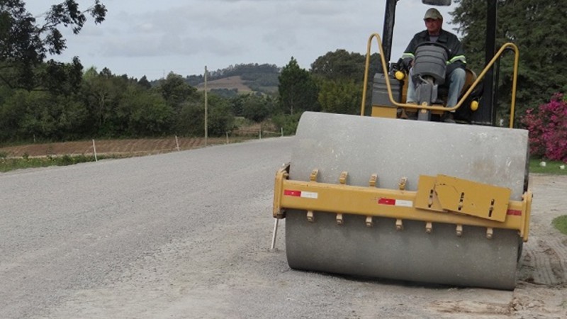 Parte do trecho em obras j&aacute; est&aacute; com a terraplenagem conclu&iacute;da