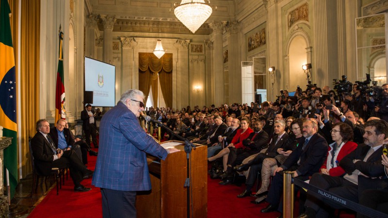 Cerimônia no Palácio Piratini foi acompanhada por grande número de representantes dos movimentos sociais, parlamentares e autoridades