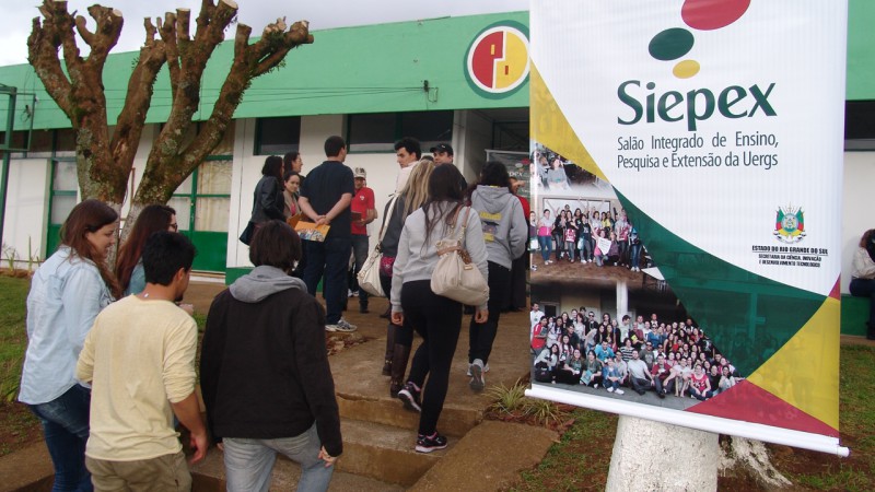 Cerca de 700 pessoas, entre acad&ecirc;micos, professores, servidores e autoridades, participaram da abertura do evento