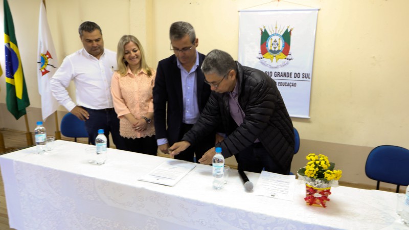 VIAMÃO, RS, BRASIL, 03.10.14: Secretario de Educação, José Clovis, assina Ordem de Início de obras na Escola Estadual de Ensino Médio Walter Jobim, no município de Viamão. Foto: David Alves/Palácio Piratini
