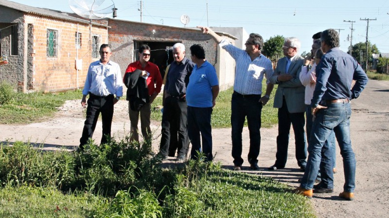 Jochims, o superintendente regional adjunto, Cléber Machado, o chefe da Unidade de Saneamento local, Alcione Amorim e demais autoridades municipais em visita ao bairro João Alves Osório