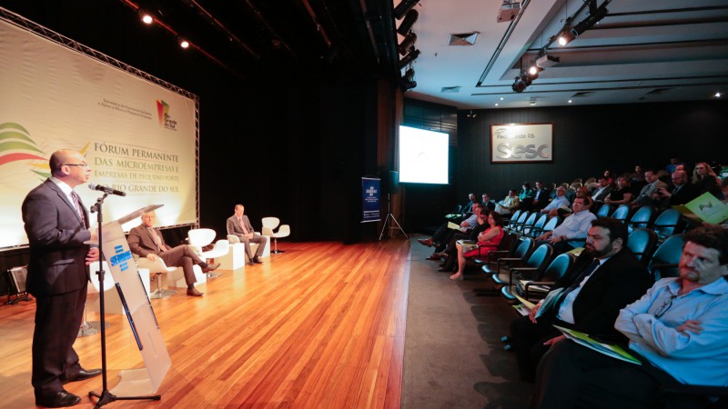 PORTO ALEGRE, RS, BRASIL, 11.11.14: Abertura do 1° Fórum Permanente das Microempresas e Empresas de Pequeno Porte do RS (Fopemepe). Com a fala, o representante da Secretaria da Economia Solidária e Apoio à Micro e Pequena Empresa, o diretor geral da