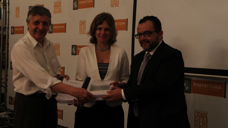 Secretário de Infraestrutura, João Victor Domingues, junto ao presidente da Celulose Riograndense, Walter Lídio Nunes, entregaram o projeto à vice-prefeita, Paula Mascarenhas
