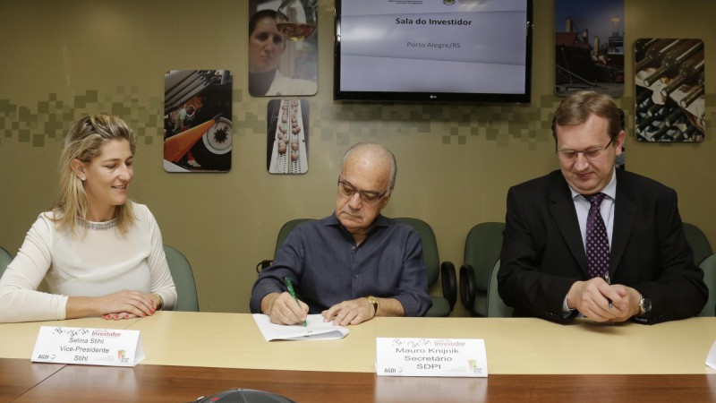 Secretário Knijnik (c) e o presidente da Stihl Brasil, Cláudio Guenther (d), assinam protocolo de intenções