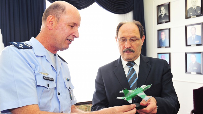 Governador visita o 5º Comando Aéreo Regional e agradece apoio ao Estado
