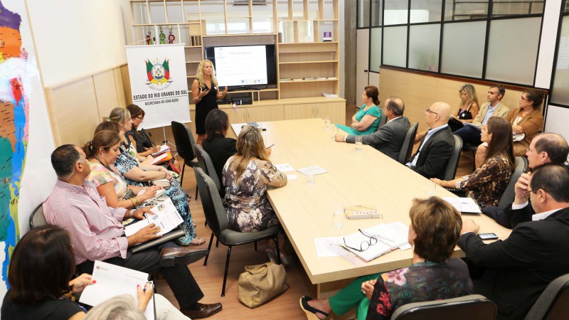 Preven&ccedil;&atilde;o a acidentes e viol&ecirc;ncia nas escolas volta &agrave; pauta em reuni&atilde;o na Seduc