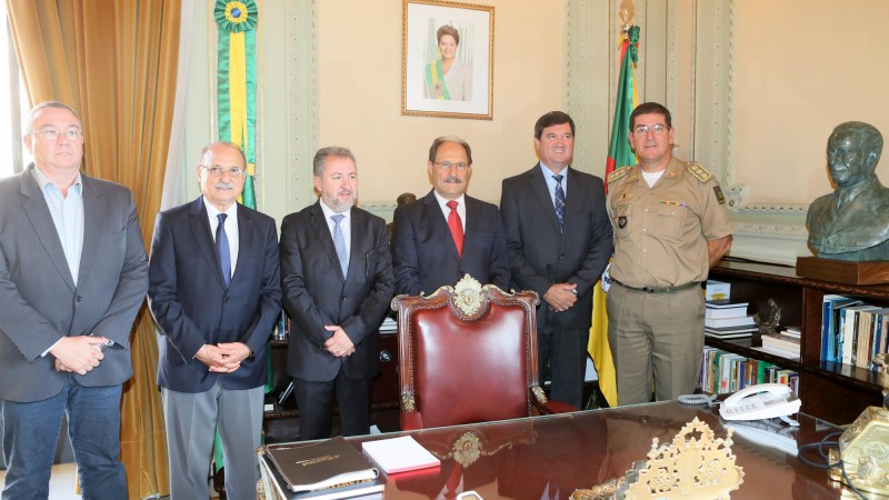 PORTO ALEGRE, RS, BRASIL 11.03.15: O governador do Rio Grande do Sul, José Ivo Sartori recebeu, na tarde de hoje (11) , o ministro de governo de Misiones, da Argentina, Jorge Daniel Franco. Foto: Luiz Chaves/Palácio Piratini
