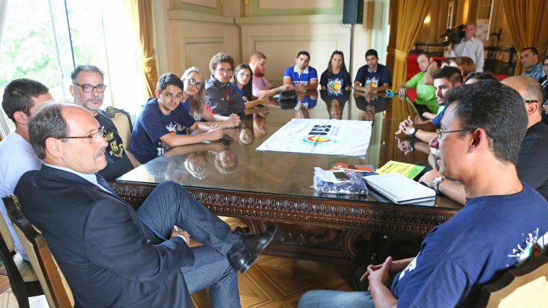 PORTO ALEGRE, RS, BRASIL 23.03.15: O governador do Rio Grande do Sul, José Ivo Sartori recebeu, na tarde de hoje (23) , representantes da União Estadual dos Estudantes (UEE). Foto: Luiz Chaves/Palácio Piratini