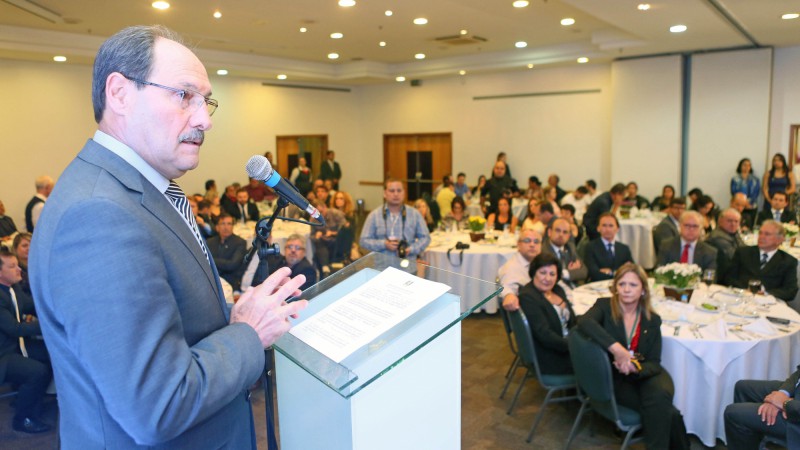 GRAVATA&Iacute;, RS, BRASIL 09.04.15: O governador do Rio Grande do Sul, Jos&eacute; Ivo Sartori, participou, na manh&atilde; de hoje (09), da cerim&ocirc;nia de posse do novo presidente da Associa&ccedil;&atilde;o dos Munic&iacute;pios da Regi&atilde;o Metropolitana (Granpal), Marco Alba, e sua diretoria.