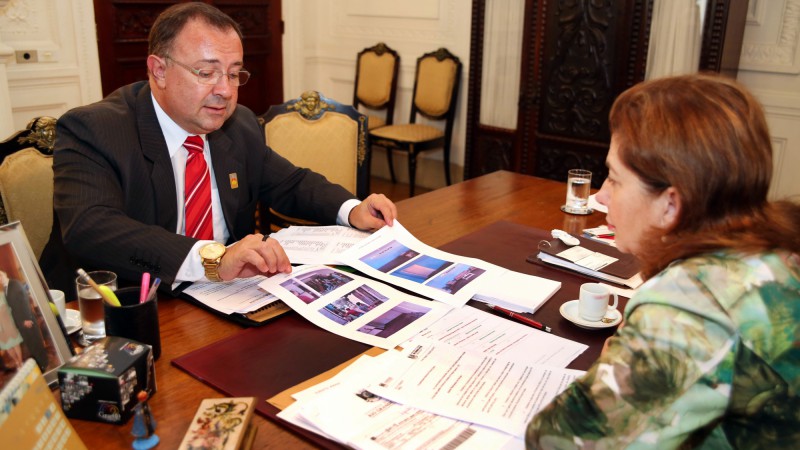 PORTO ALEGRE, RS, BRASIL, 14.04.2015: A secret&aacute;ria extraordin&aacute;ria do Gabinete de Pol&iacute;ticas Sociais, Maria Helena Sartori, recebeu, na tarde de hoje(15), o presidente da Funda&ccedil;&atilde;o de Prote&ccedil;&atilde;o Especial (FPE), Jos&eacute; Luis Barbosa Gon&ccedil;alves. Foto: Karine