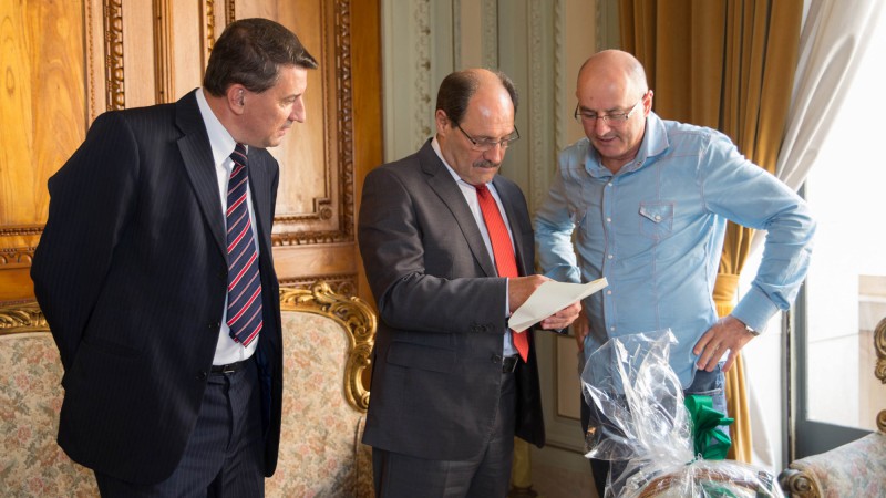 PORTO ALEGRE,RS, BRASIL, 16.04.2015: Governador José Ivo Sarotir recebeu, na tarde desta quinta-feira (16), convite para a Festa do Divino Espírito Santo de Criúva. Foto: Karine Viana/Palácio Piratini.