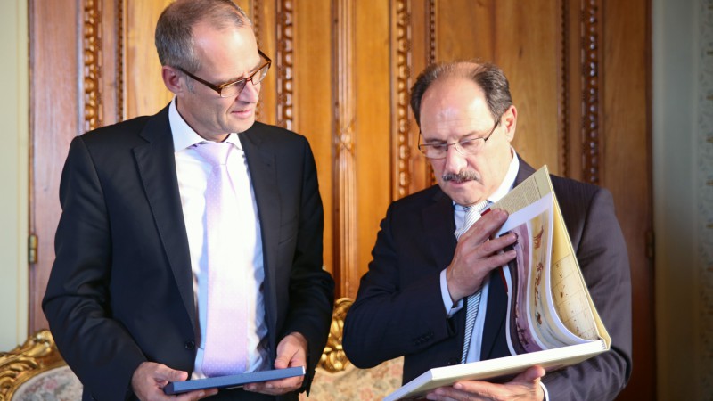 PORTO ALEGRE,RS, BRASIL, 28.04.2015: O governador do Rio Grande do Sul, José Ivo Sartori, recebeu, na tarde desta terça-feira (28), o CEO da Philips, Sr. Henk Siebren de Jong. Foto: Karine Viana/Palácio Piratini