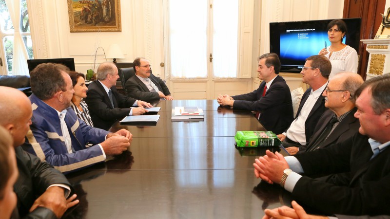 PORTO ALEGRE,RS, BRASIL, 04.05.2015: Acompanhado do presidente da Assembl&eacute;ia Legislativa do RS, deputado Edson Brum, e , do secret&aacute;rio estadual da Seguran&ccedil;a P&uacute;blica, Wantuir Jacini, o  governador do Rio Grande do Sul, Jos&eacute; Ivo Sartori, recebeu, na tarde