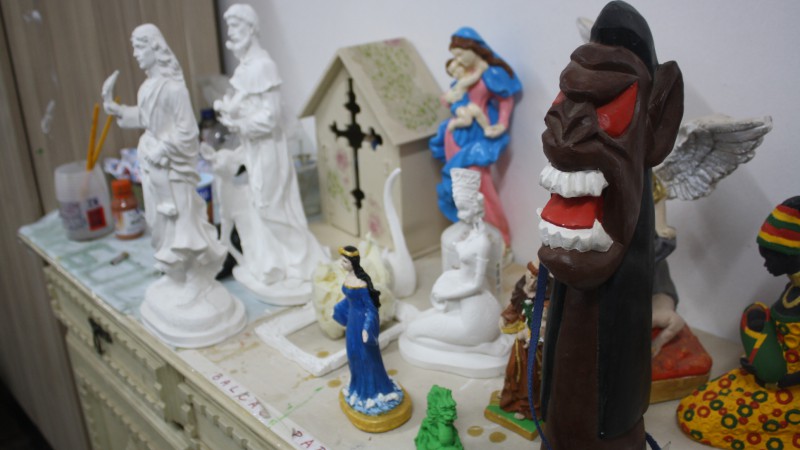 Adolescentes da Fase dão vida a esculturas na oficina de pintura em gesso