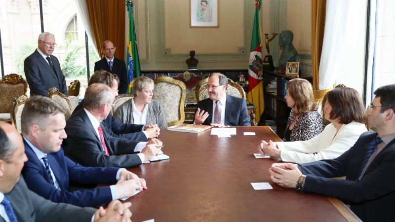 PORTO ALEGRE, RS, BRASIL 10.06.15: O governador do Rio Grande do Sul, José Ivo Sartori, recebeu, na manhã desta quarta-feira (10), no Palácio Piratini, o vice-ministro das Relações Exteriores da República Checa, Petr Drulák. FOTO: Luiz Chaves/Palácio