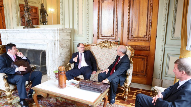 PORTO ALEGRE, RS, BRASIL 10.06.15: O governador do Rio Grande do Sul, José Ivo Sartori, recebeu, na manhã desta quarta-feira (10), no Palácio Piratini, o prefeito de Campo Novo, Antônio Sartori, e comitiva do município. FOTO: Luiz Chaves/Palácio Piratini