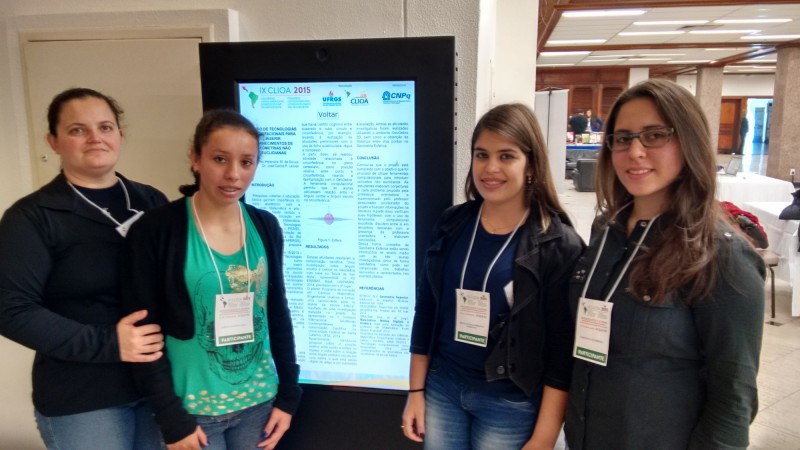 Helenara e as alunas Andrieli, Bruna e Caroline são do Instituto Estadual Annes Dias, em Cruz Alta