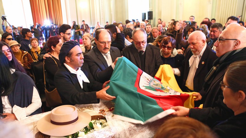 PORTO ALEGRE, RS, BRASIL 25.06.2015: O governador José Ivo Sartori acompanhou, nesta quinta-feira (25), o velório do tradicionalista Antônio Augusto Fagundes, o Nico Fagundes, que ocorre no Salão Negrinho do Pastoreio, no Palácio Piratini Foto: Luiz