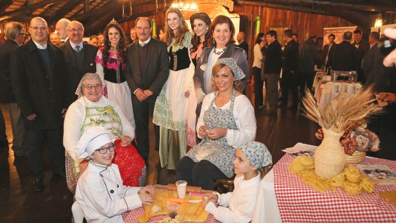 PORTO ALEGRE, RS, BRASIL 25.06.2015: Nesta quinta-feira (25), no Galp&atilde;o Crioulo do Pal&aacute;cio Piratini, foram lan&ccedil;adas a 4&ordf; edi&ccedil;&atilde;o do Festival Nacional da Massa &ndash; FenaMassa, do munic&iacute;pio de  Ant&ocirc;nio Prado, e a 35&ordf; Noite Italiana. O governador Jos&eacute; Ivo Sartor
