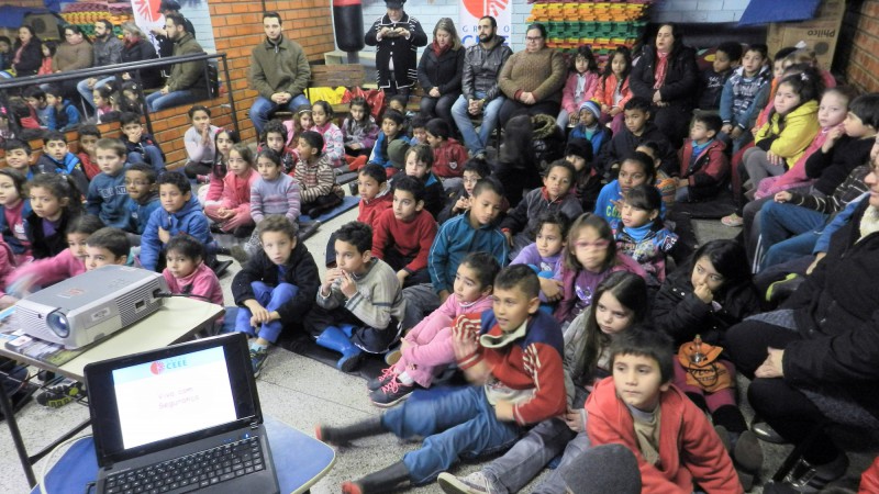 Cerca de 300 alunos da Escola de Ensino Fundamental Padre Léo Seidel receberam orientações sobre segurança