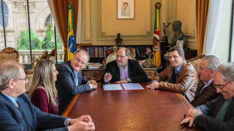 PORTO ALEGRE, RS, BRASIL 17.07.2015: O governador José Ivo Sartori assinou o contrato de concessão de área da expointer juntamente com o secretário da Agricultura, Ernani Polo e diretores da construtora Bolognesi. Foto: Luiz Chaves / Palácio Piratini