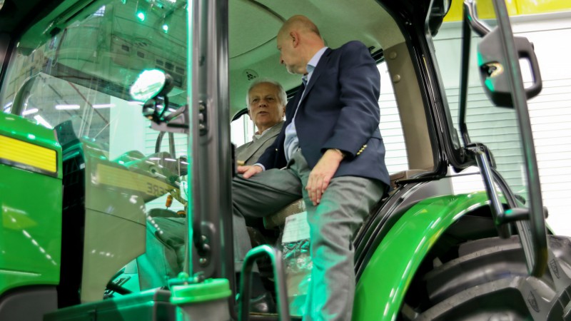 PORTO ALEGRE, RS, BRASIL, 04.08.2015: Vice-governador José Paulo Cairoli participa de inauguração da expansão da Unidade da John Deere em Montenegro, onde a empresa passará a produzir nacionalmente os tratores de alta potência da Série 8R. Foto: Daniela