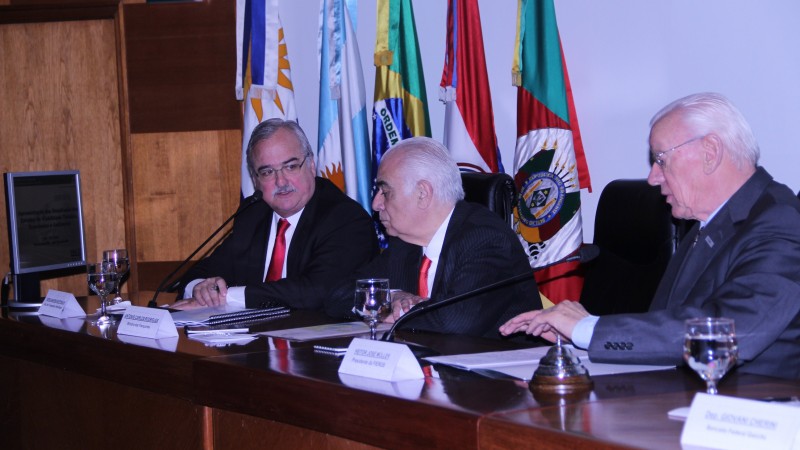 Secretário dos Transportes, Westphalen (E) representou o governo estadual na apresentação do traçado da ferrovia