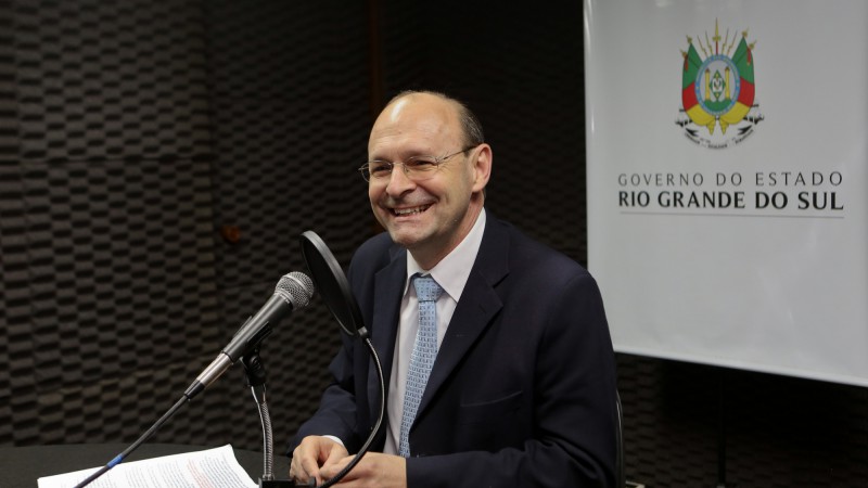 PORTO ALEGRE, RS, BRASIL, 27.08.2015: Entrevista com o Secretário do Trabalho e Desenvolvimento Social, Miki Breier, na Rádio Piratini. Foto: Leandro Osório/ Especial Palácio Piratini