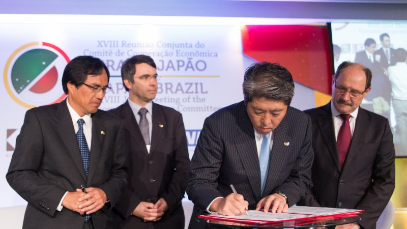 PORTO ALEGRE, RS, BRASIL 31.08.2015: Governador José Ivo Sartori e secretário de Desenvolvimento Econômico, Ciência e Tecnologia, Fábio Branco, assinaram, na manhã desta segunda-feira (31), o Protocolo de Intenções entre o Governo do Estado e o Banco de