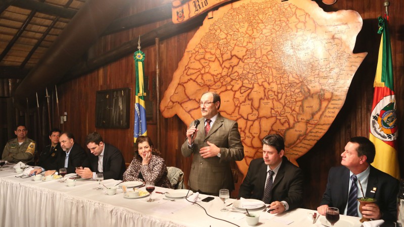 PORTO ALEGRE, RS, BRASIL 24.09.2015: Governador José Ivo Sartori participou, nesta quinta-feira (24), no Galpão Crioulo do Palácio Piratini, de reunião com os participantes do Encontro Estadual que celebra os 18 anos do Código Trânsito Brasileiro. Foto: