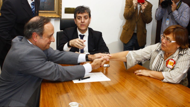 Firmado acordo para recuperação de aulas e abono do ponto de servidores
