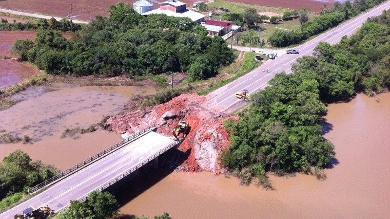 Aterro de uma das cabeceiras ruiu devido à chuva forte, e máquinas e operários já iniciaram os trabalhos