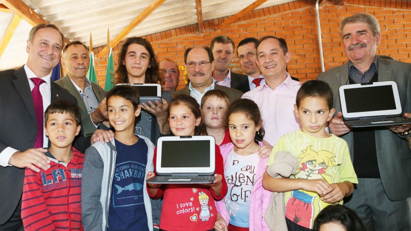 PASSO FUNDO, RS, BRASIL 22.10.2015: O governador Jos&eacute; Ivo Sartori esteve na Escola Estadual de Educa&ccedil;&atilde;o B&aacute;sica Monteiro Lobato, em Passo Fundo, na manh&atilde; desta sexta-feira (23), para marcar o repasse de 1020 netbooks &agrave;s equipes de 34 institui&ccedil;&otilde;es de