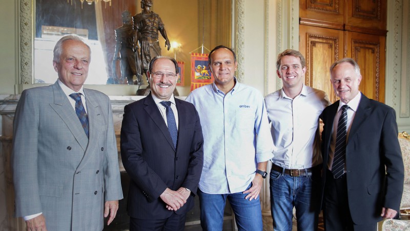 PORTO ALEGRE , RS , BRASIL 22.10.2015 : Governador José Ivo Sartori e vice-governador José Paulo Cairoli receberam a visita de cortesia do diretor-geral da Ambev, Bernardo Pinto Paiva, e do diretor regional da empresa, Fernando Leite de Campos. Foto: