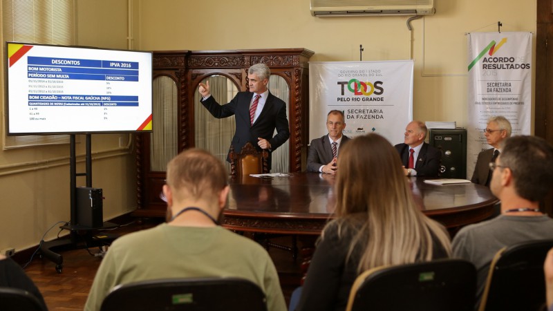 PORTO ALEGRE, RS, BRASIL, 07.12.2015: Em coletiva na tarde desta segunda-feira, (07), o secretário ajunto da Fazenda, Luis Antonio Bins, juntamente com o subsecretário da Receita Estadual, Mário Luis Wunderlich informaram o calendário para o IPVA 2016.