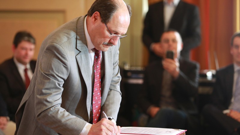 PORTO ALEGRE, RS, BRASIL 07.12.2015: O governador José Ivo Sartori sancionou, nesta segunda-feira (7), no Palácio Piratini, o projeto lei dos desmanches, que dispõe sobre a comercialização de partes, peças e acessórios automotivos oriundos de veículos em
