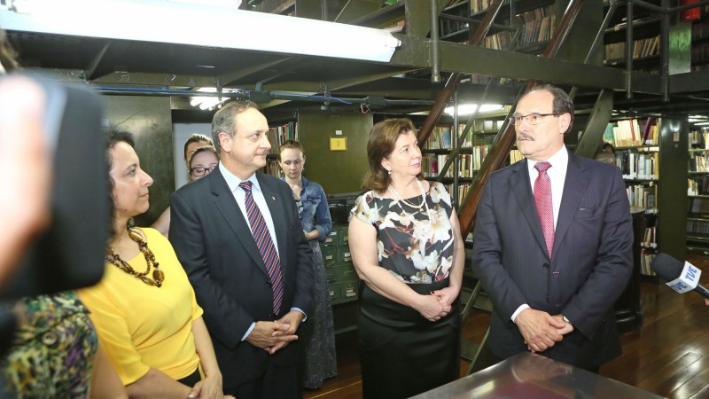 PORTO ALEGRE, RS, BRASIL 14.12.2015: Para marcar o retorno dos serviços da Biblioteca Pública do Estado ao prédio histórico da Rua Riachuelo, no Centro Histórico de Porto Alegre, o governador José Ivo Sartori e a secretária extraordinária de Políticas