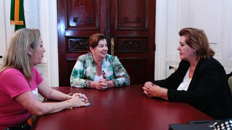 PORTO ALEGRE, RS, BRASIL 04.02.2016: A secretária do Gabinete de Políticas Sociais, Maria Helena Sartori, recebeu, na manhã desta quinta-feira (4), no Palácio Piratini, convite para participar do 10º Fórum Municipal da Mulher, que será realizado no dia
